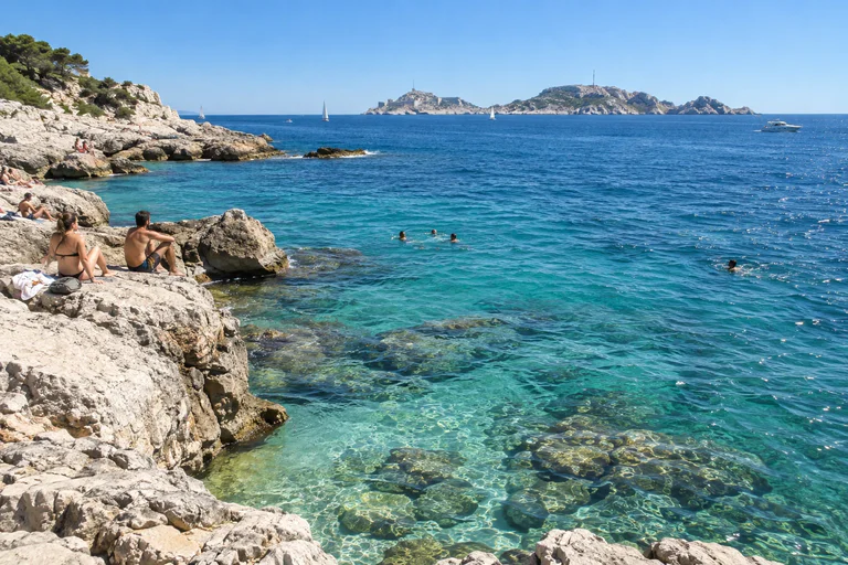 Rochers et dalles calcaires de la Pointe d'Endoume à Marseille avec baigneurs et vue sur la mer