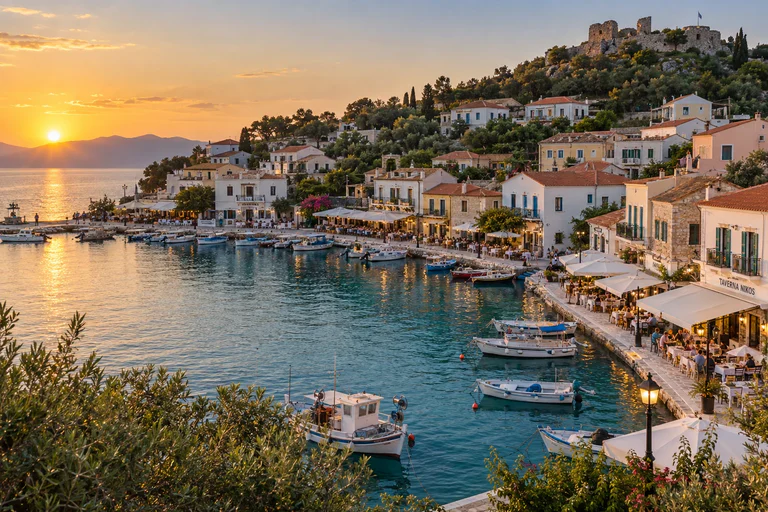 Vue aérienne du port circulaire de Kassiopi à Corfou avec le château byzantin en arrière-plan