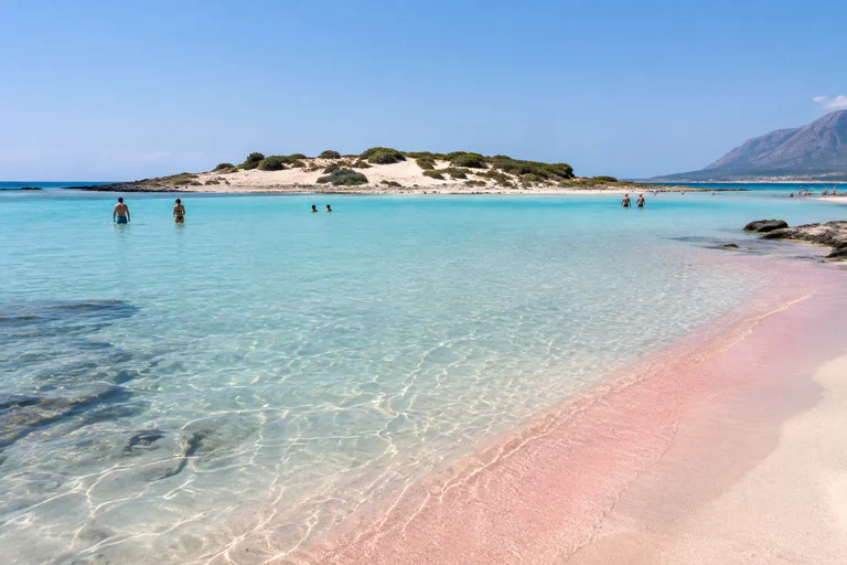 Lagon turquoise et sable rose d’Elafonissi avec l’îlot au loin, en Crète